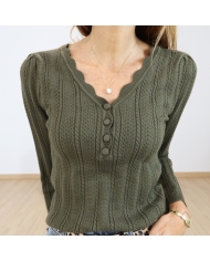 Pull femme kaki col festonné V – détail devant