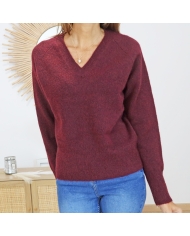 Pull femme bordeaux décolleté V – vue de face porté