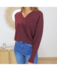Pull femme bordeaux – détail décolleté en V