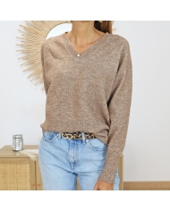 Pull caramel femme – détail décolleté V chic