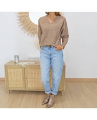 Pull caramel femme – look porté avec jean