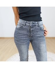 Jean Vic slim femme – détail fermeture boutons et zip