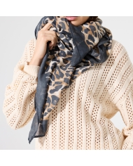 Foulard carré 120x120 Garcia – porté autour du cou