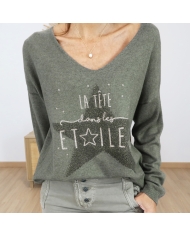 Pull kaki femme col V – détail étoile et inscription