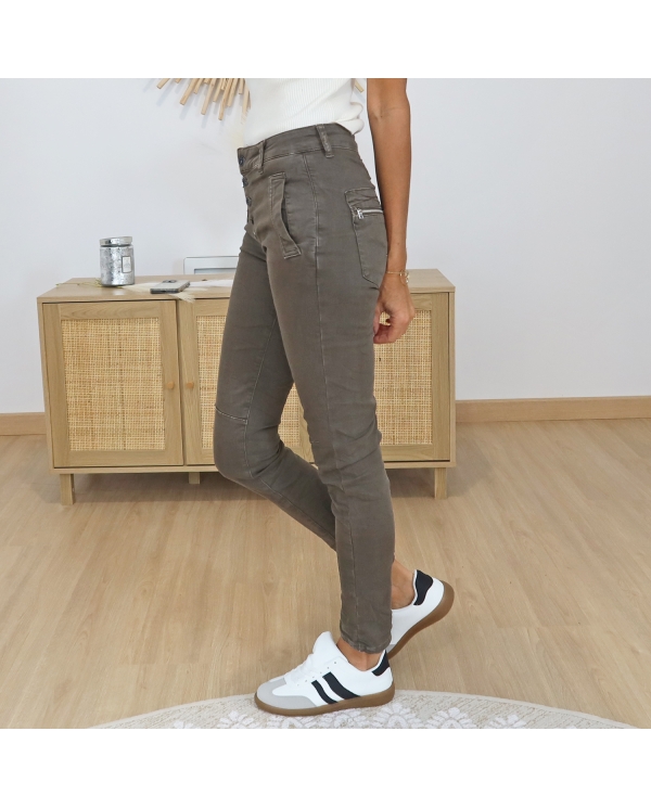 Jean femme Vic chocolat – vue de coté coupe slim