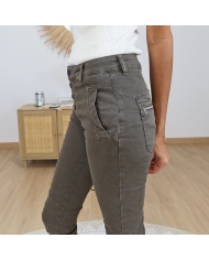 Jean femme Vic chocolat â vue de cotĂ© coupe slim Jean femme Vic chocolat â vue de cotĂ© coupe slim