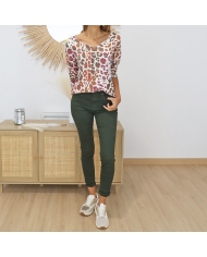 T-shirt pull léopard camel fuschia – look porté avec jean slim