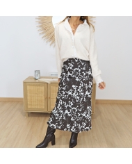 Jupe longue satinée Kansas – portée avec pull oversize