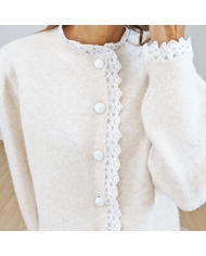 Gilet Gloria femme – détail guipure le long de la patte boutonnée