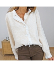 Gilet Gloria beige clair – look porté casual chic