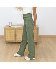 Jean kaki straight large – look porté avec baskets blanches