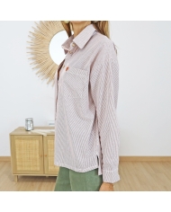 Chemise rayée camel sur fond écru – détail manches longues