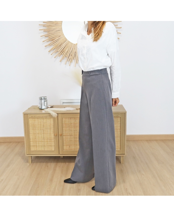 Pantalon Sammy gris – look working girl avec chemise blanche