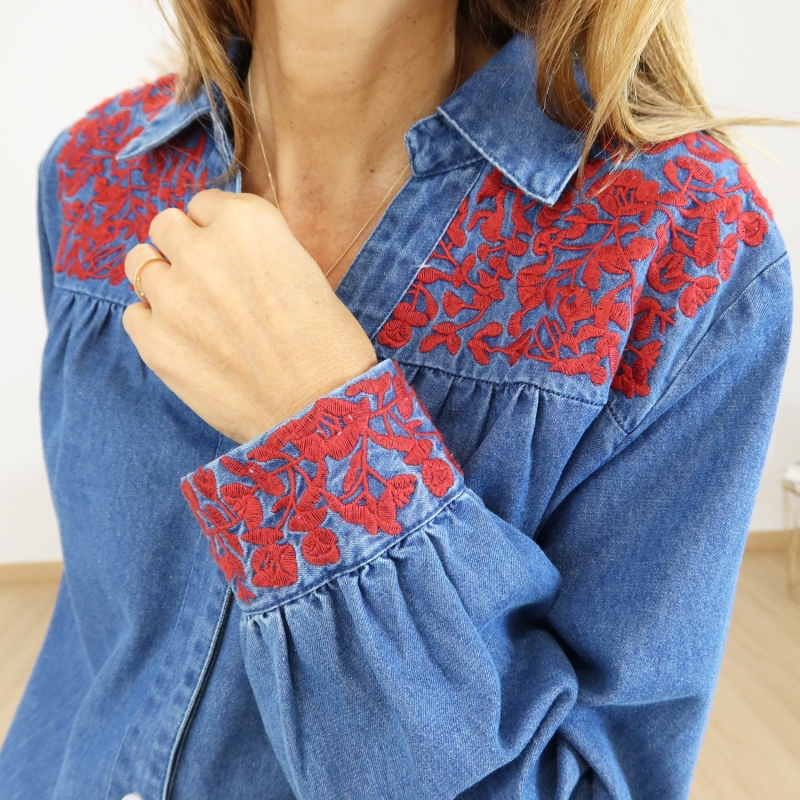 Chemise SANDA – détail broderies rouges poignets ❤️ Chemise SANDA – détail broderies rouges poignets ❤️