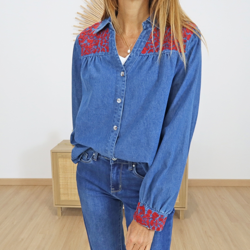 Chemise SANDA femme â broderies rouges Ă©paules Chemise SANDA femme â broderies rouges Ă©paules