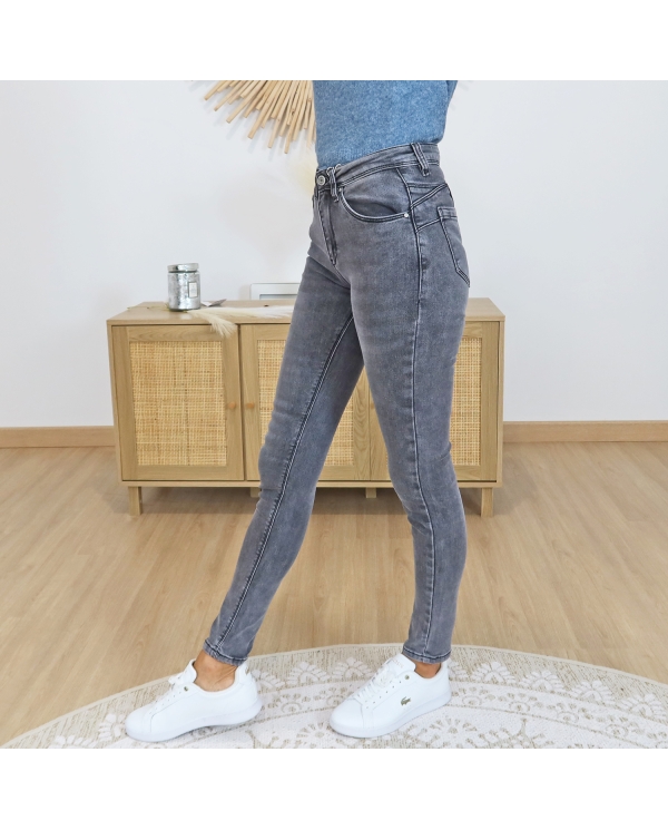 Jean femme gris – détail effet push-up sculptant