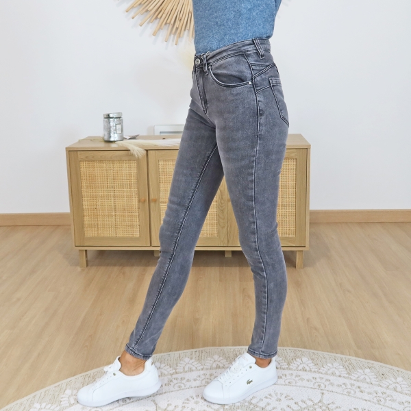 Jean femme gris – détail effet push-up sculptant Jean femme gris – détail effet push-up sculptant