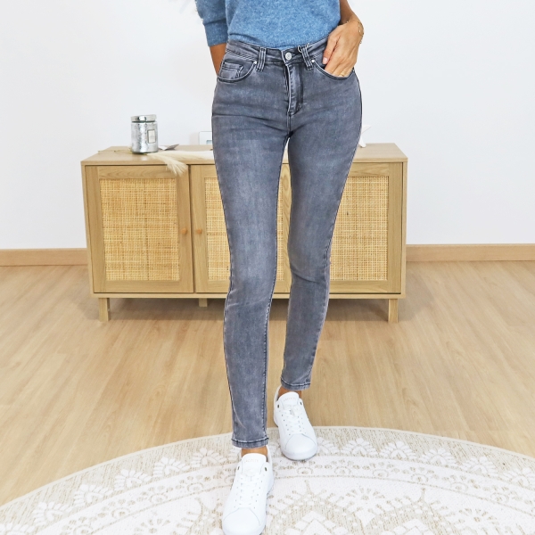 Jean slim push-up femme – vue de face coloris gris Jean slim push-up femme – vue de face coloris gris