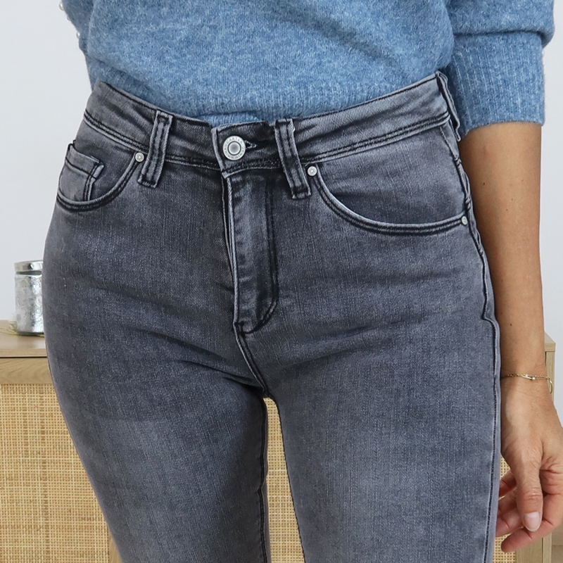 Jean push-up femme – détail fermeture bouton & zip