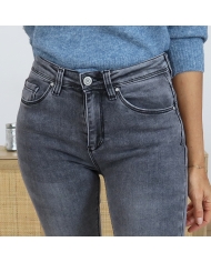 Jean push-up femme – détail fermeture bouton & zip