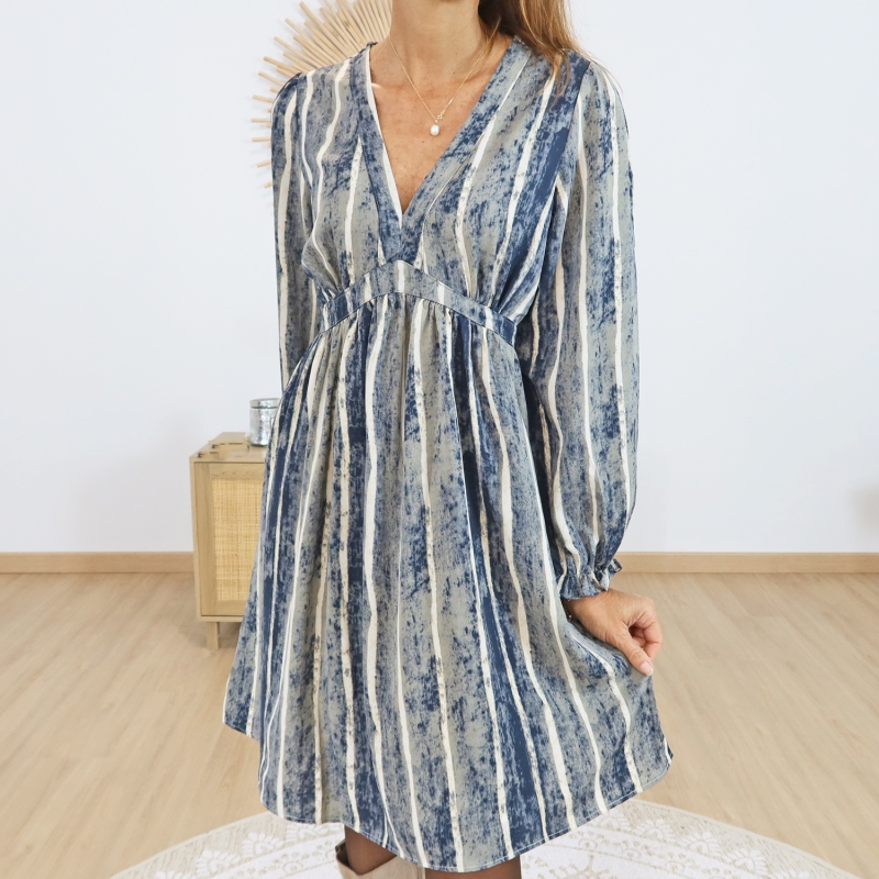 Robe BETTINA – détail imprimé fluide bleu-gris-écru 💙🤍