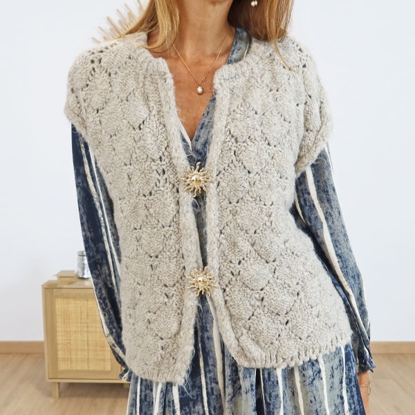 Gilet MORGANE – détail broches soleil dorées Gilet MORGANE – détail broches soleil dorées