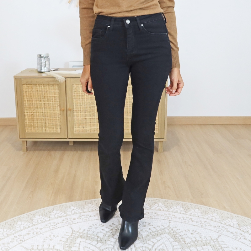 Jean noir bootcut – look avec pull KALONE beige & bottines HARMONY