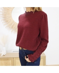 Pull bordeaux – détail boutons aux poignets