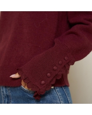 Pull bordeaux – détail boutons aux poignets