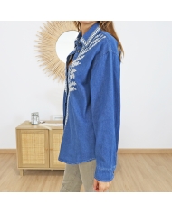 Chemise CHLOÉ – détail broderies blanc sur denim bleu