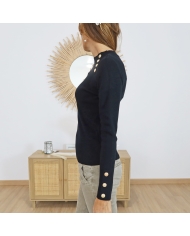 Pull noir chic – détail poignets boutons dorés