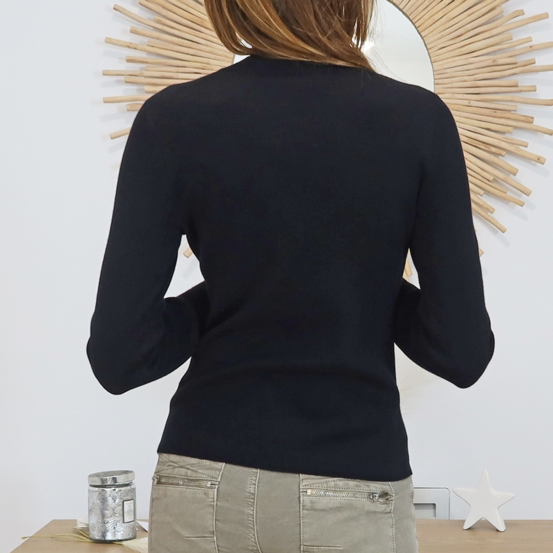 Pull femme noir – coupe droite élégante