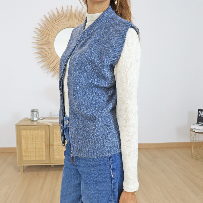 Gilet maille bleu – texture et détail maille