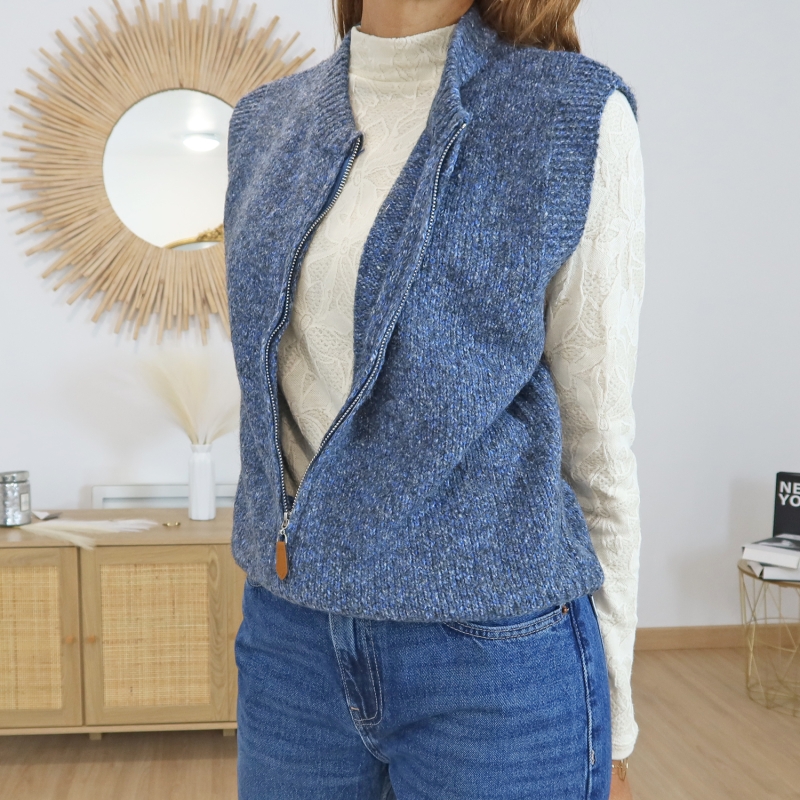 Look gilet bleu + sous-pull écru