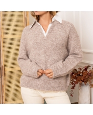 Pull beige taupe – détail décolleté V chemise