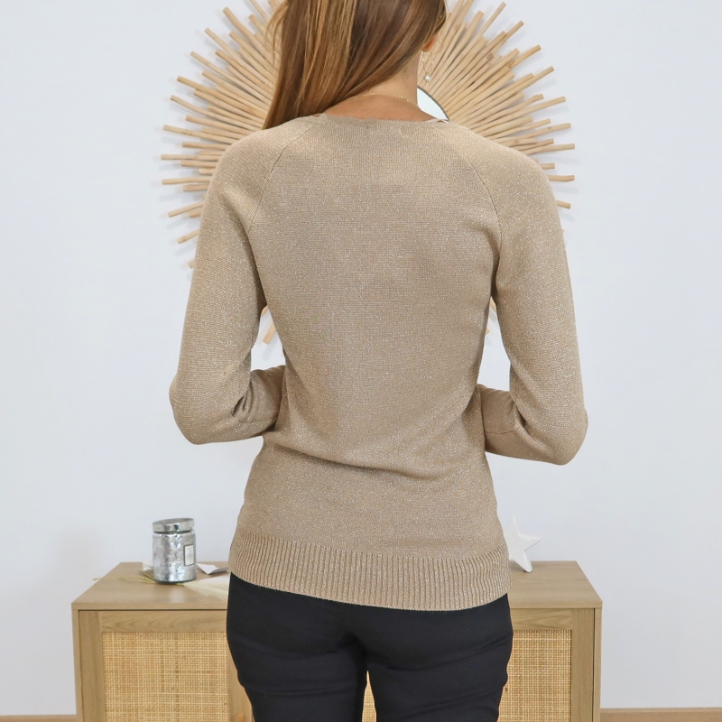 Pull caramel décolleté V – vue de dos