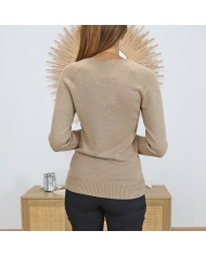Pull caramel décolleté V – vue de dos