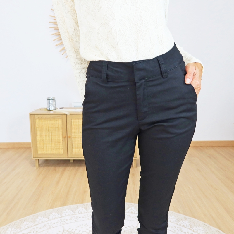 Pantalon noir 7/8 – détail taille 33 cm