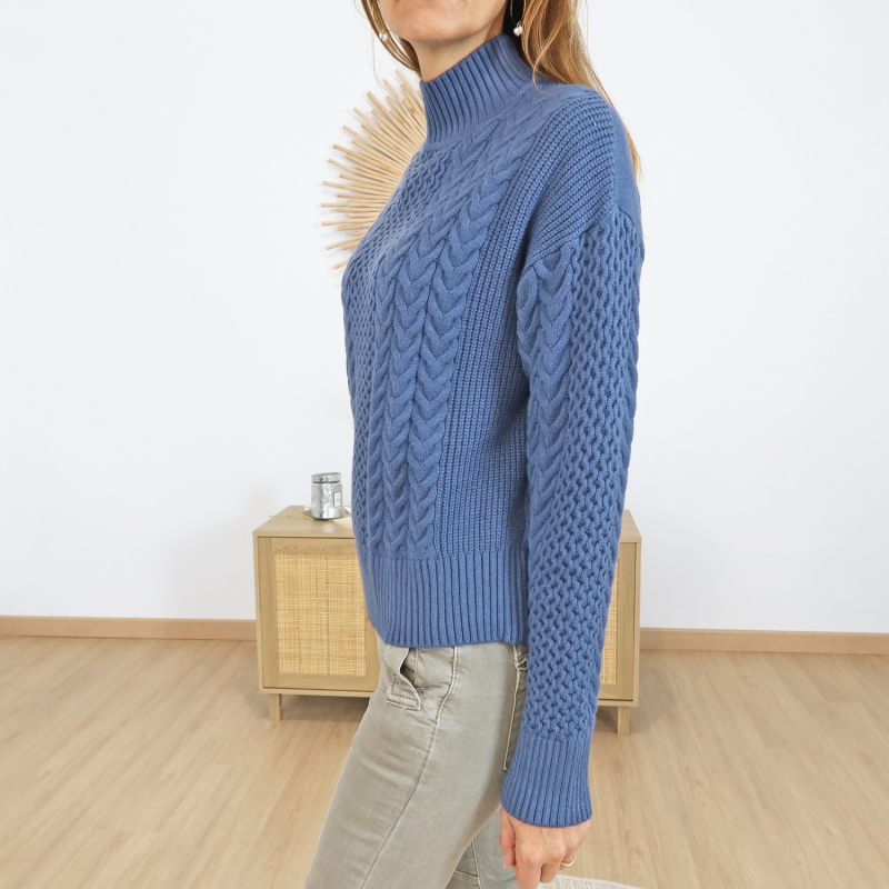 Pull bleu col cheminée – vue de profil