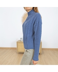 Pull bleu col cheminée – vue de profil