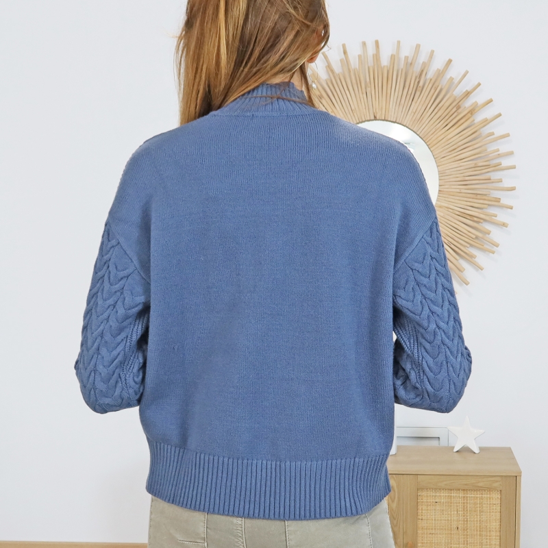 Pull bleu col cheminée – vue de DOS
