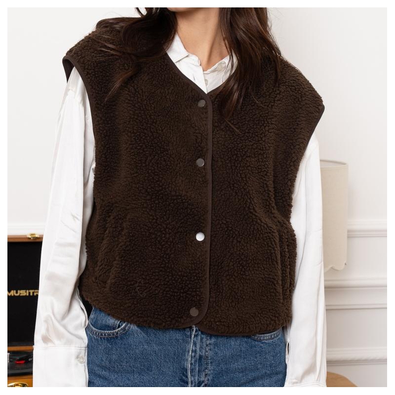 Veste sans manche avec pressions – gros plan