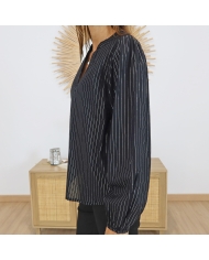 Blouse noire décolleté V – vue de profil