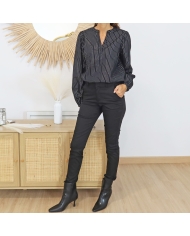 Blouse noire décolleté V – vue de profil
