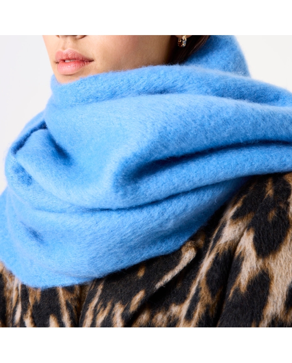 Détail matière douce écharpe bleue