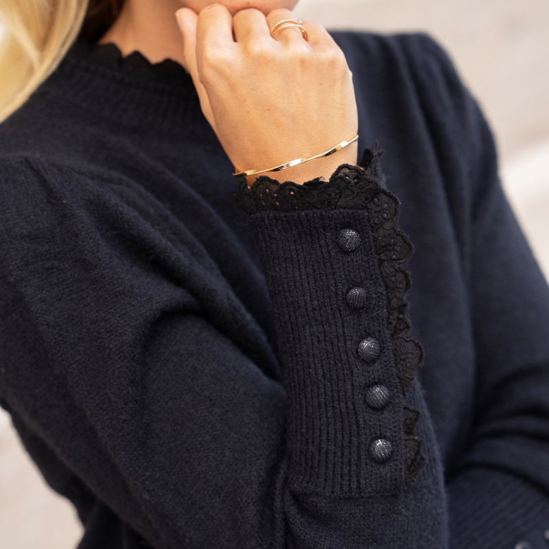 Pull noir ajouré – détail broderie anglaise