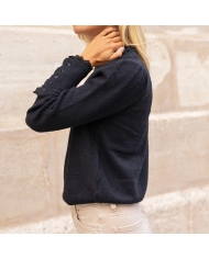 Détail boutons poignets – pull noir femme