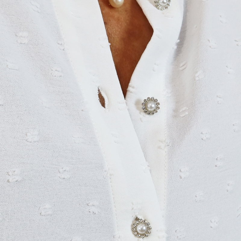 Détail col Claudine & boutons bijoux