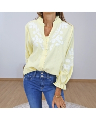 chemisier femme jaune brodé porté