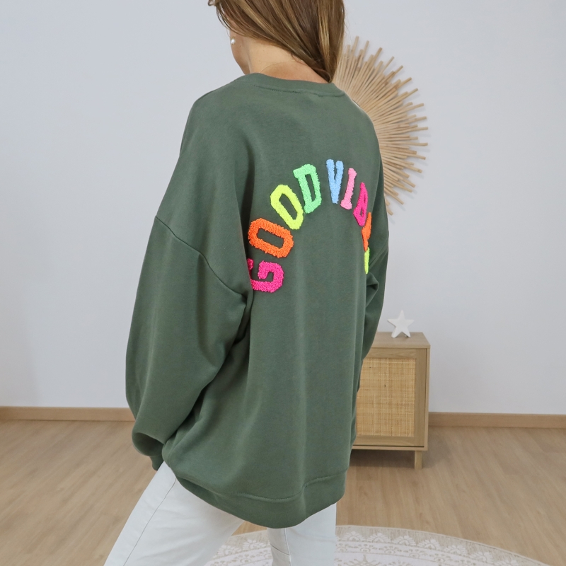 weat femme kaki inscription good vibes relief bouclette